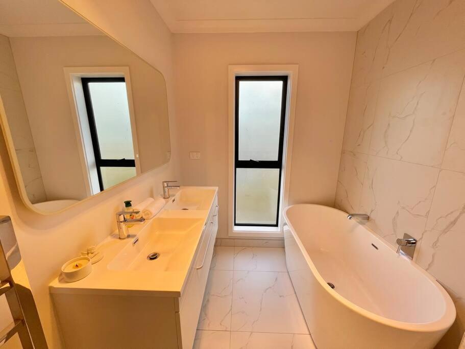 Morden Spacious New House Hamilton Exteriér fotografie
